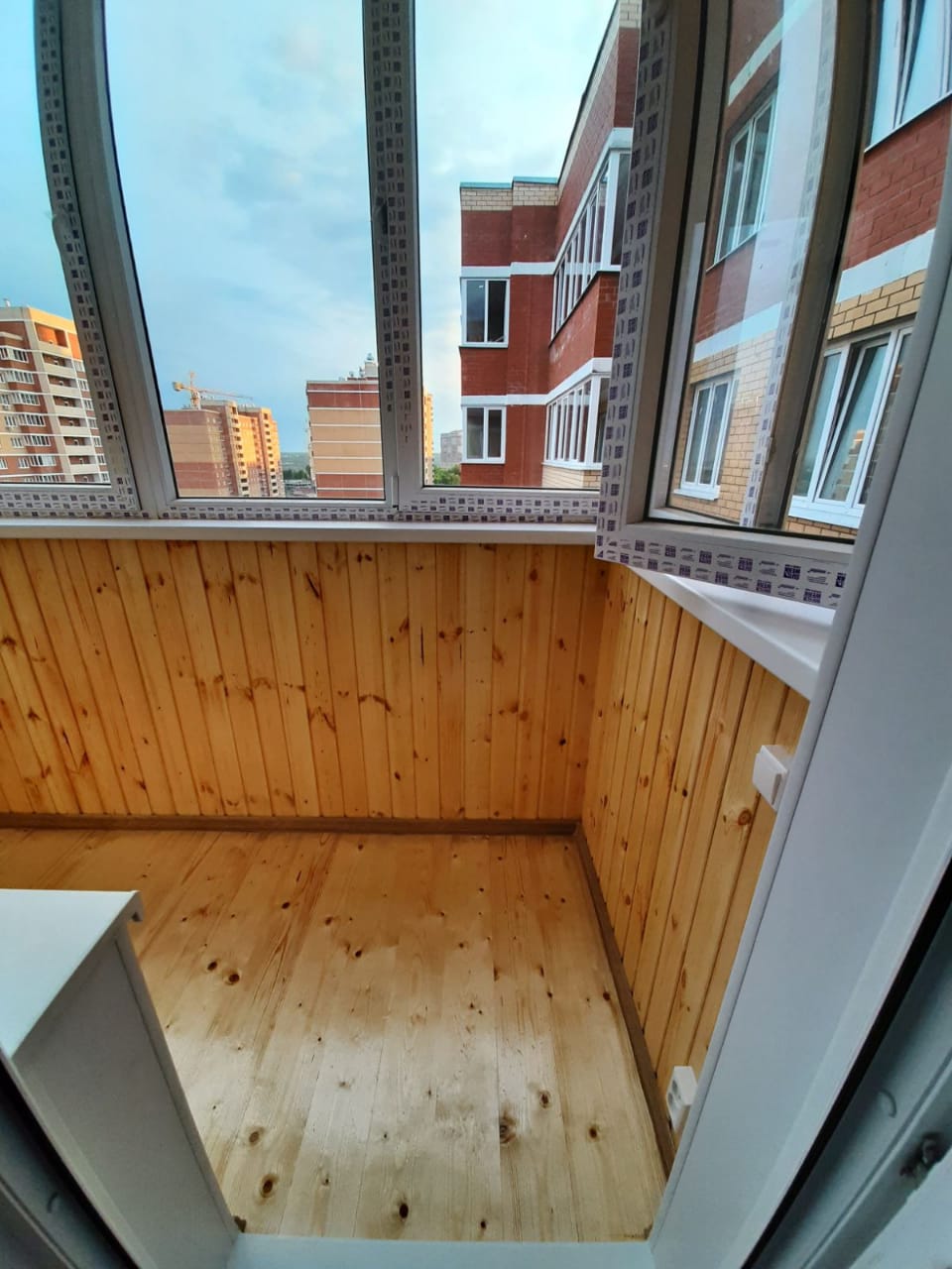 Заказать алюминиевое остекление балкона в ЖК Зеленстрой в Туле: отличные цены